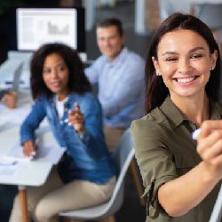 Consultante QVCT souriante lors d'un atelier d'accompagnement en entreprise