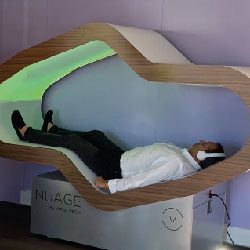 Collaborateur allongé dans Le Nuage appareil de relaxation innovant Vital Tech en entreprise
