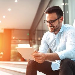 Manager consultant les résultats d'un questionnaire QVCT sur tablette numérique